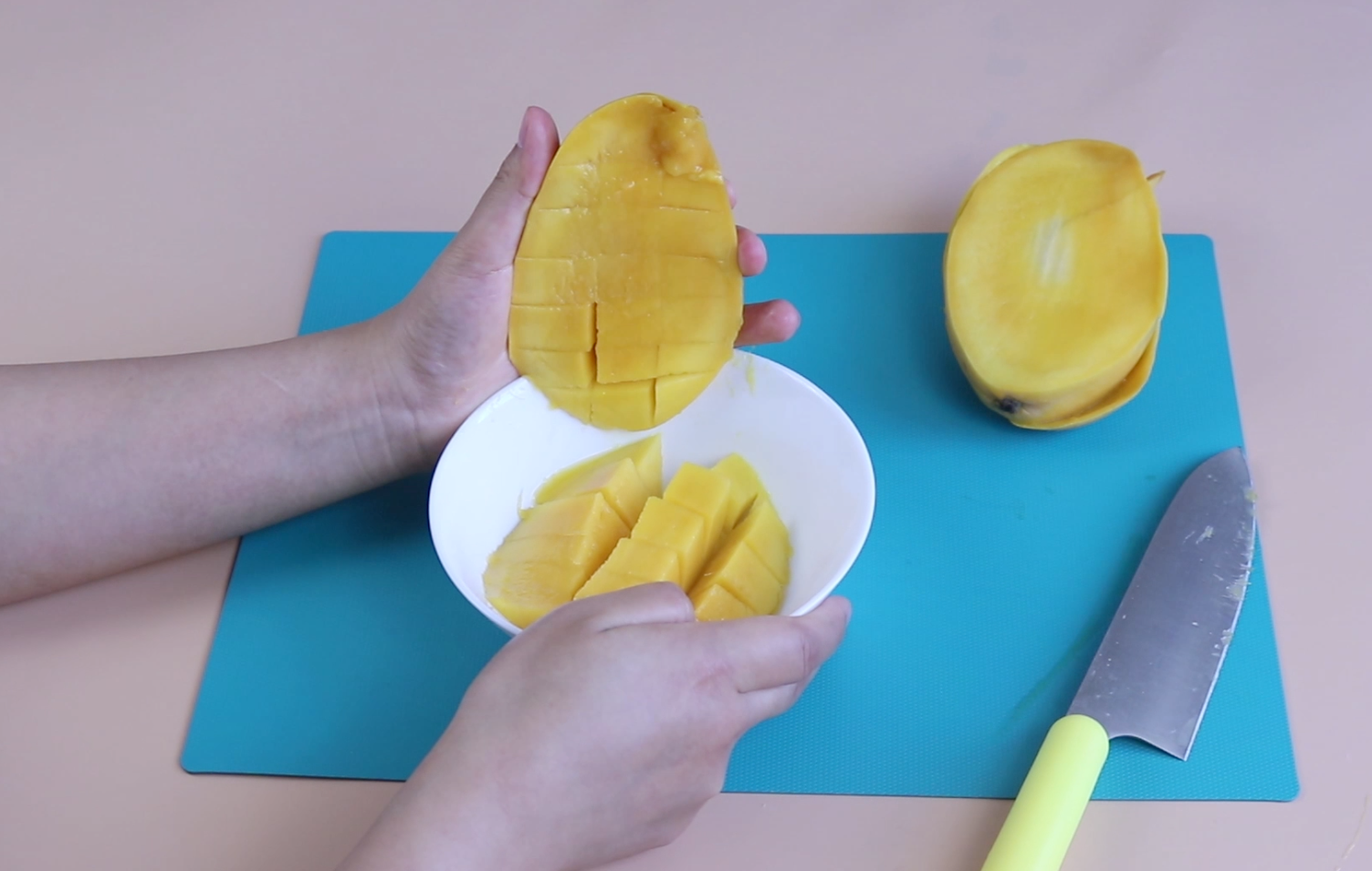 剥芒果我只服这2个方法,一点也不脏手不浪费,看一遍就能学会