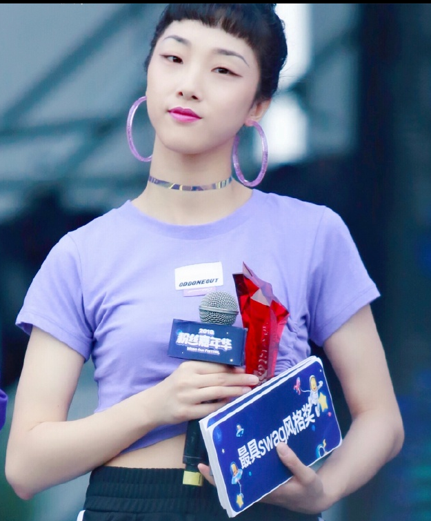 yamy扎着丸子头带着两个大耳环现身活动当选队长是实至名归