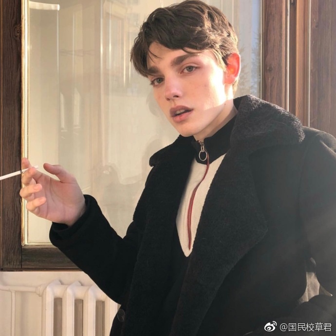 这个外国小哥哥也太帅了吧