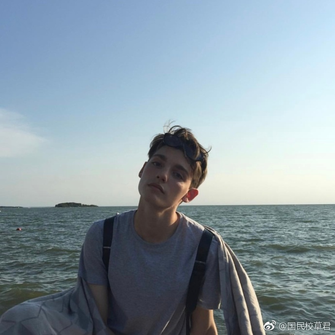 这个外国小哥哥也太帅了吧