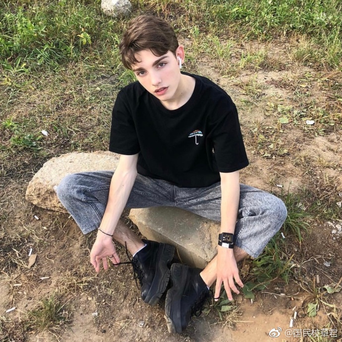 这个外国小哥哥也太帅了吧