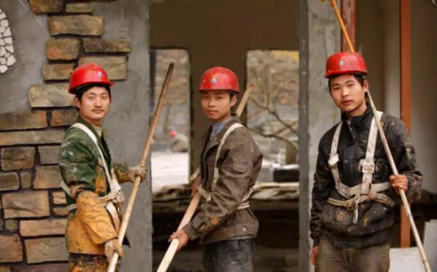 实拍去城里打工的90后农村男孩日夜辛苦赚够本钱回家娶老婆