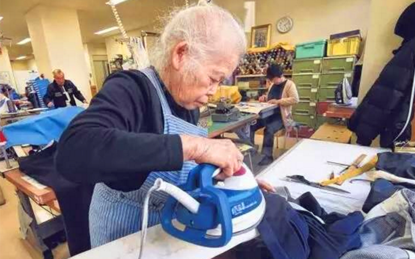 而日本的老人们自己也不太愿意退休,他们会选择工作,或者经营一家小店