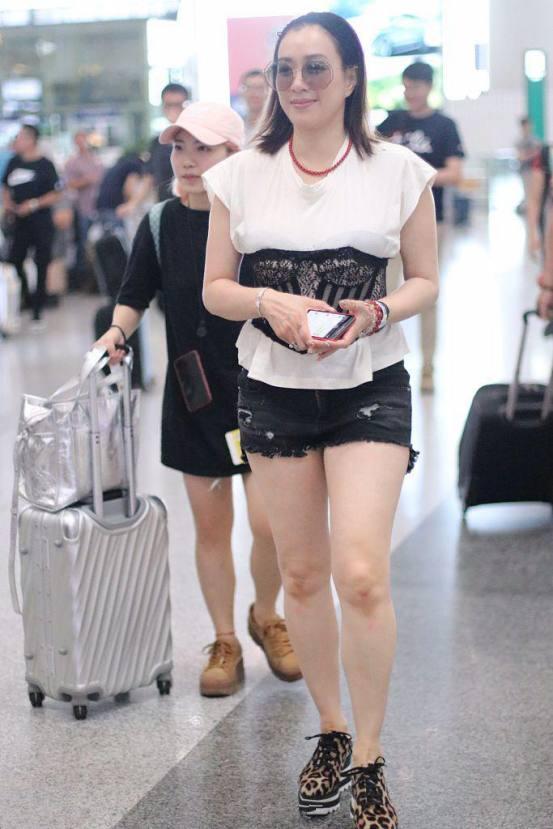 豹纹厚底鞋也很引人注目.厚底拉长了钟丽缇腿部线条,增高了身高.