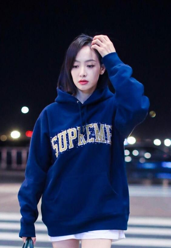 宋茜穿蓝色连帽卫衣内搭白色T恤现身机场 玩下