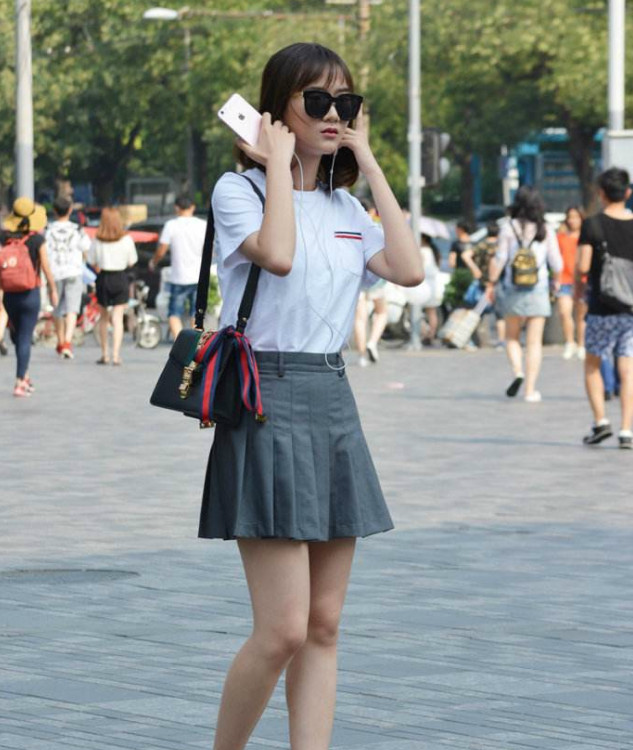 南京街拍,小姐姐把短裤穿出一个性,图1女人味十足