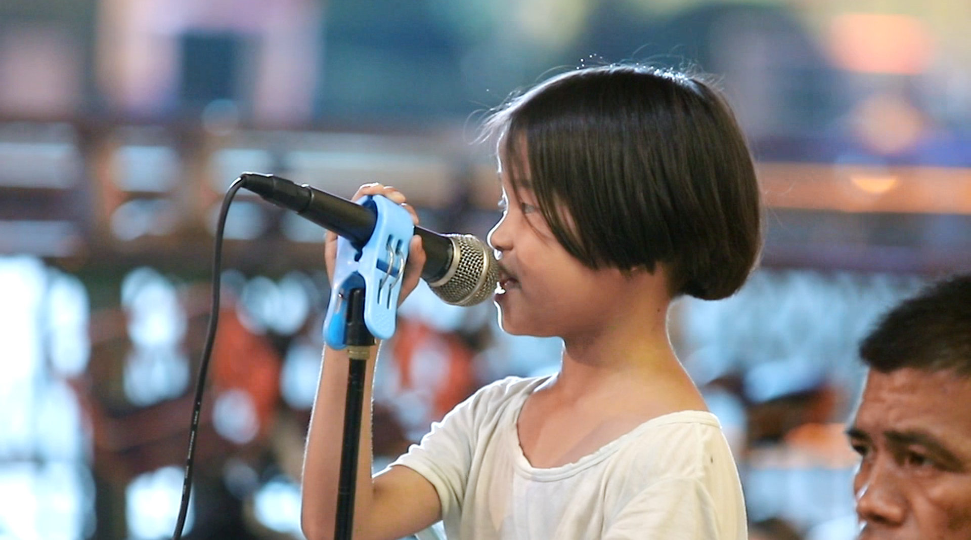 8岁女儿被爸爸带出来卖唱,1小时赚了到50块:睡街头也比在家好