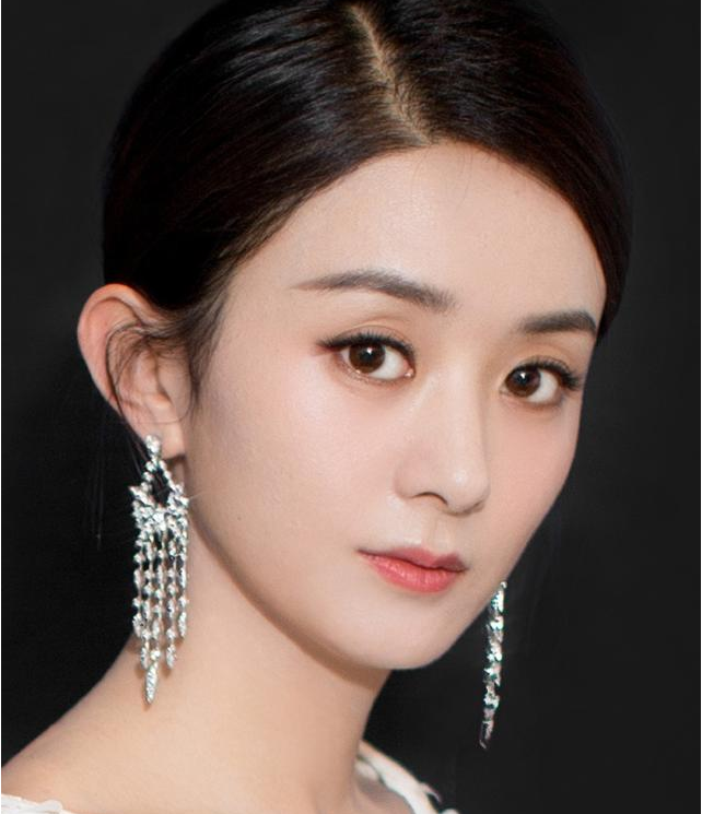 赵丽颖的娃娃脸,网友都说喜欢她最后一张的呆萌样!颖宝加油!