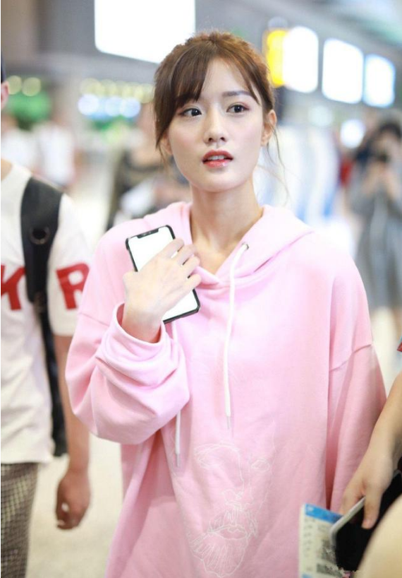 创造101陈意涵穿粉色连帽卫衣现身机场嘟嘴卖萌少女感十足