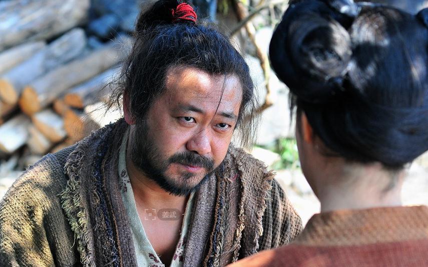 土匪抢了10名女子, 为逃避官府追查进深山, 上演了人性最阴暗面