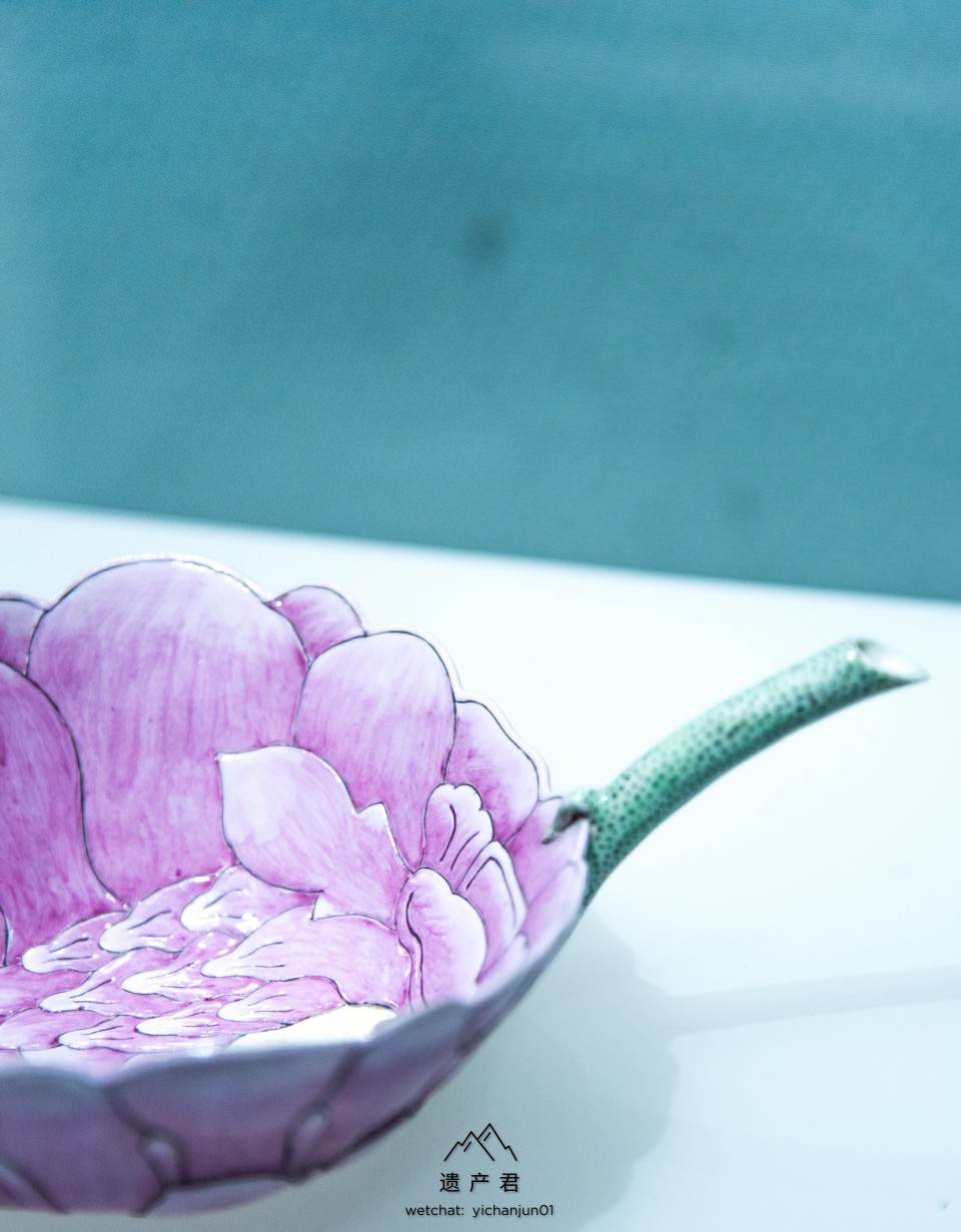 湖北省博物馆藏粉彩荷花吸杯