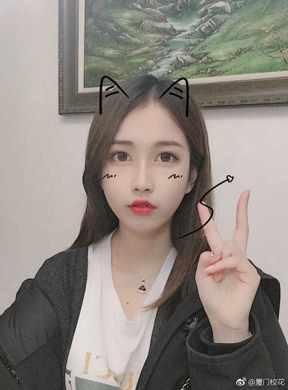 她叫陈雨馨6799年毕业于厦门五缘实验学校天蝎座