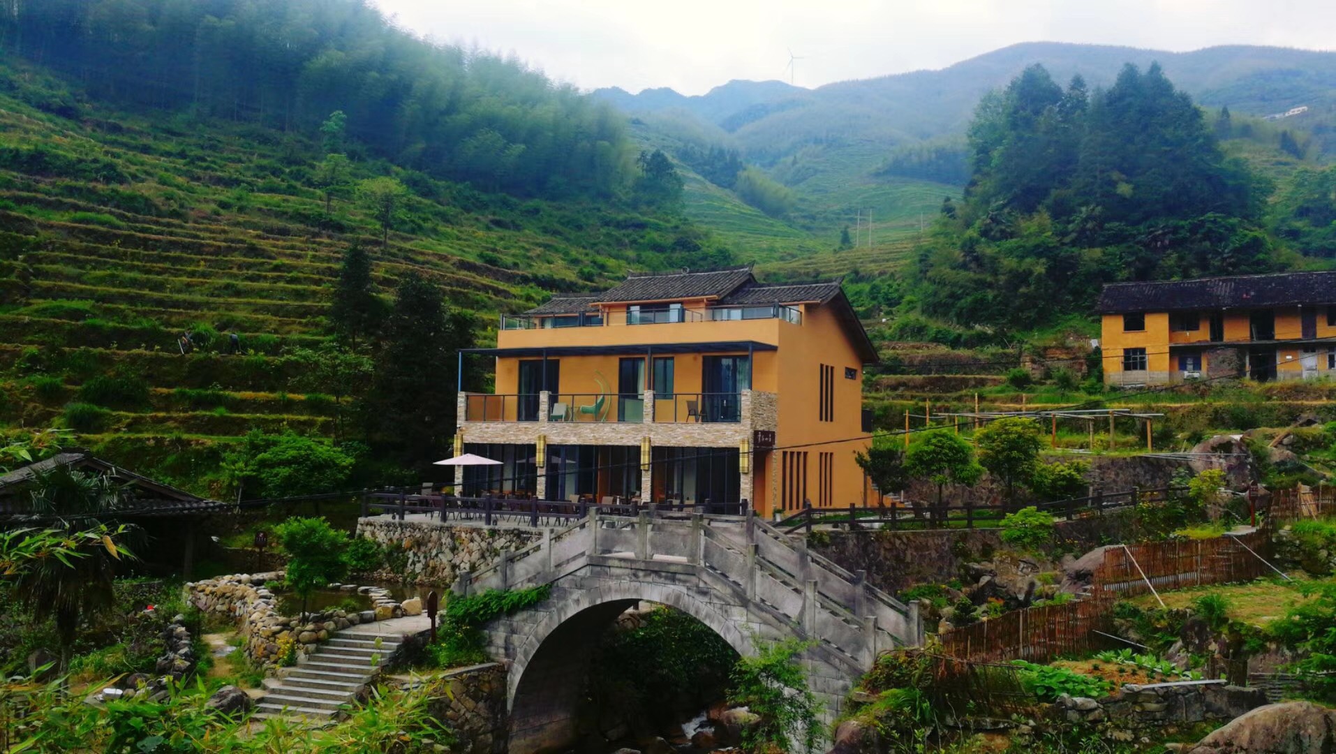 丽水云和山巅小民宿我叫它小白楼在整个村子老房子里