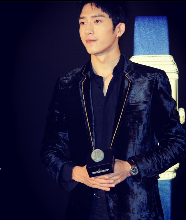 井柏然身穿黑色暗花金边西装外套优雅亮相活动 翩翩君子帅气十足