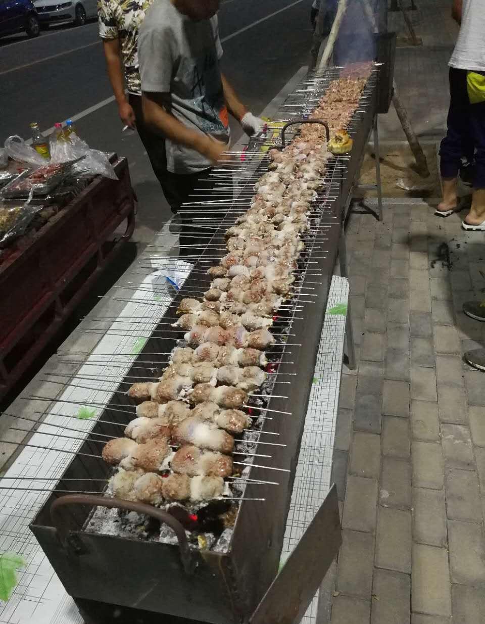 哥们约我路边烧烤, 这场面把我惊到了