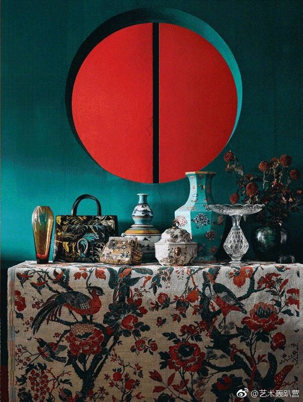 雅室格调中国红,古色古香韵味深.布局摆设追汉唐,牙床轩窗形镂空