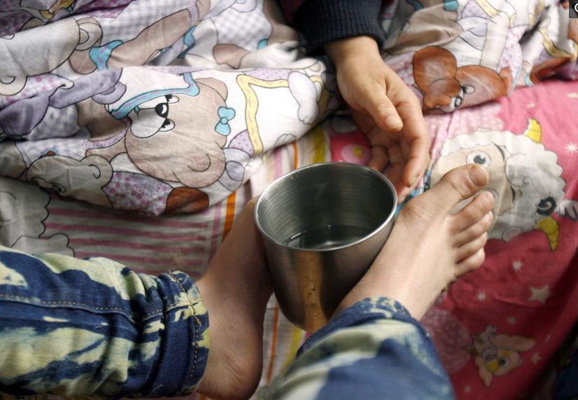 残疾女孩双手无法动弹,用脚自理生活,还照顾着因病卧床的母亲!