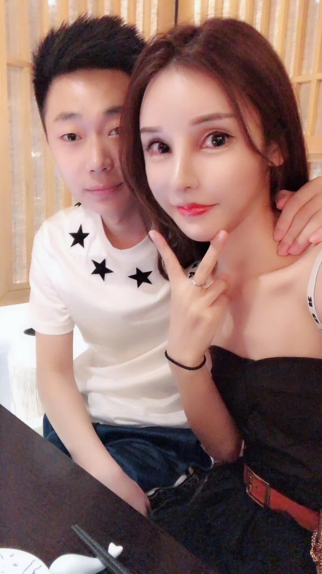 与美艳女友秀恩爱,女友酷似芭比娃娃|吕昊天|女友|芭比娃娃_新浪新闻