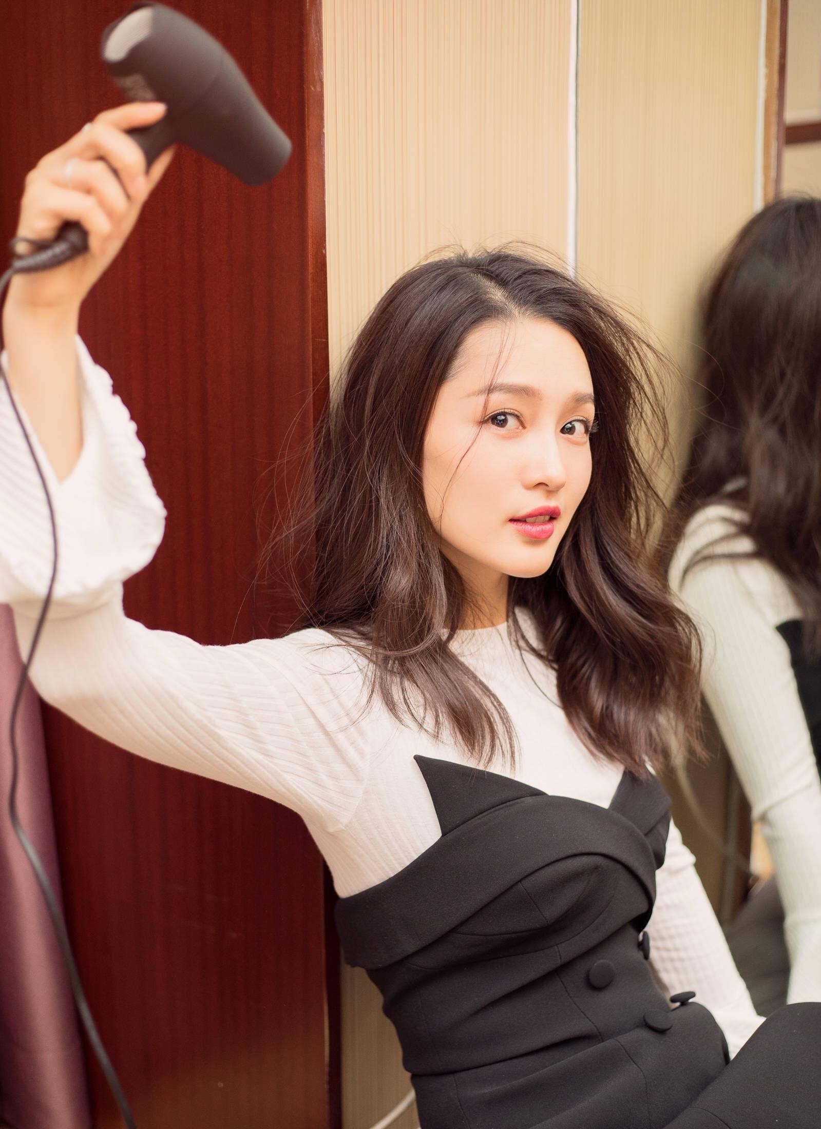 李沁现身机场,戴上眼镜又萌又好看,网友:像邻家小妹妹一样!