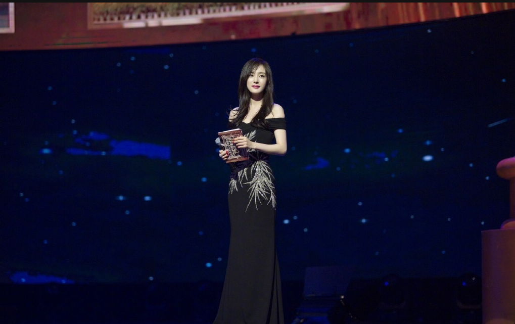 杨幂黑色露肩长裙出席第25届大学生电影节 获得最受欢迎女演员奖