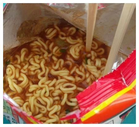 方便面包装袋上这"7个字",至少骗了我们10年,有谁注意过?