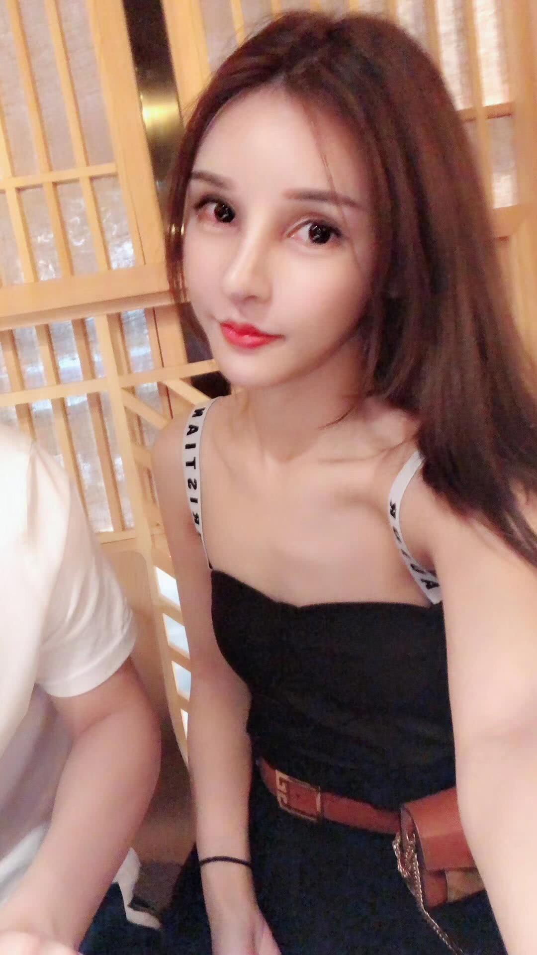 与美艳女友秀恩爱,女友酷似芭比娃娃|吕昊天|女友|芭比娃娃_新浪新闻