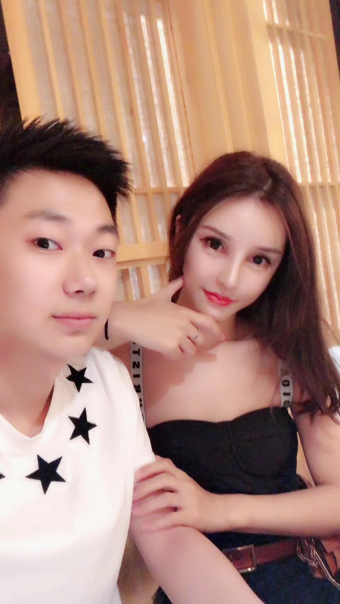与美艳女友秀恩爱,女友酷似芭比娃娃在520这样的日子里,吕昊天在朋友