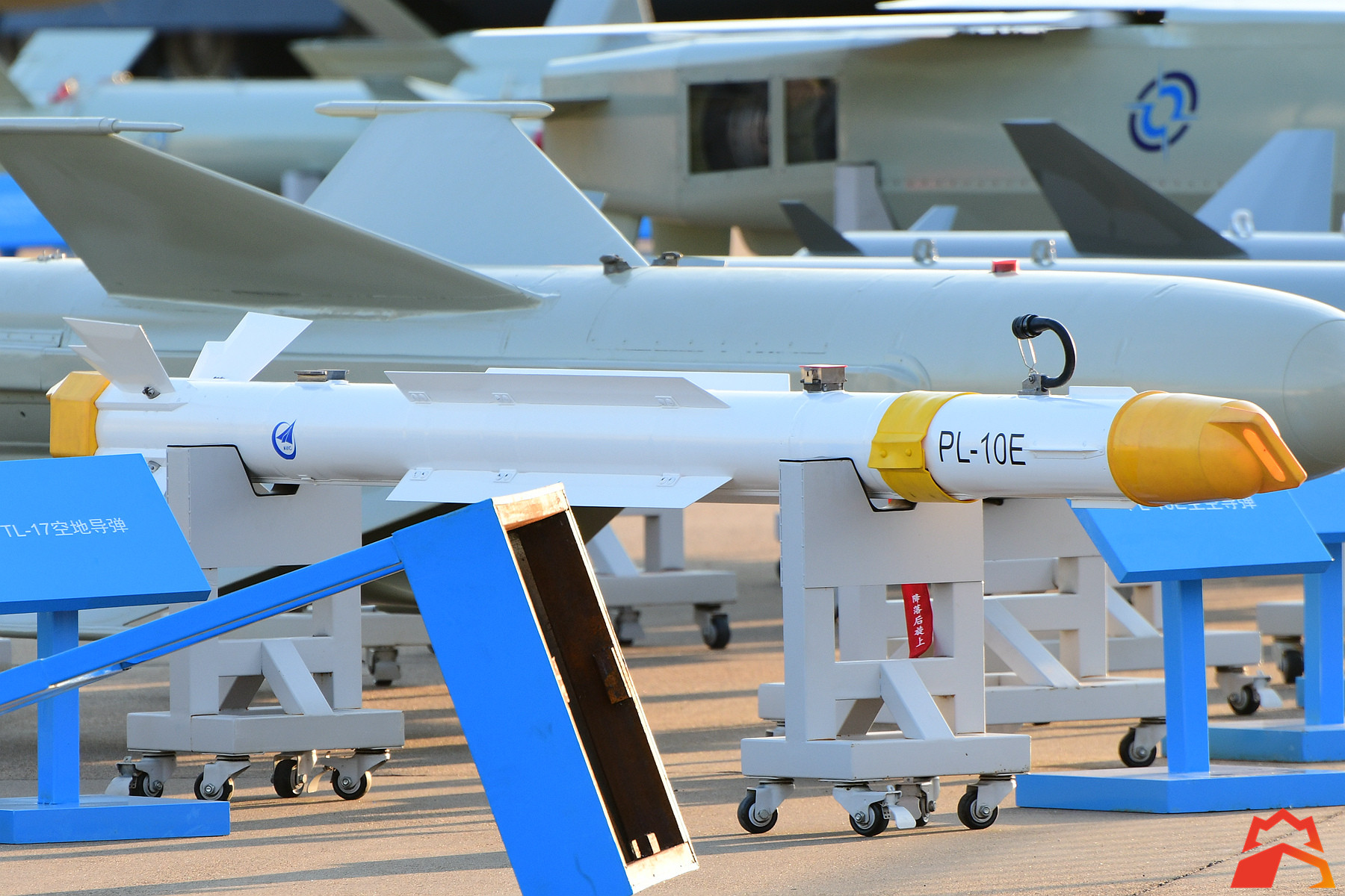 用百万美元导弹击毁1.5亿美元飞机,美军机致命弱点暴露给解放军