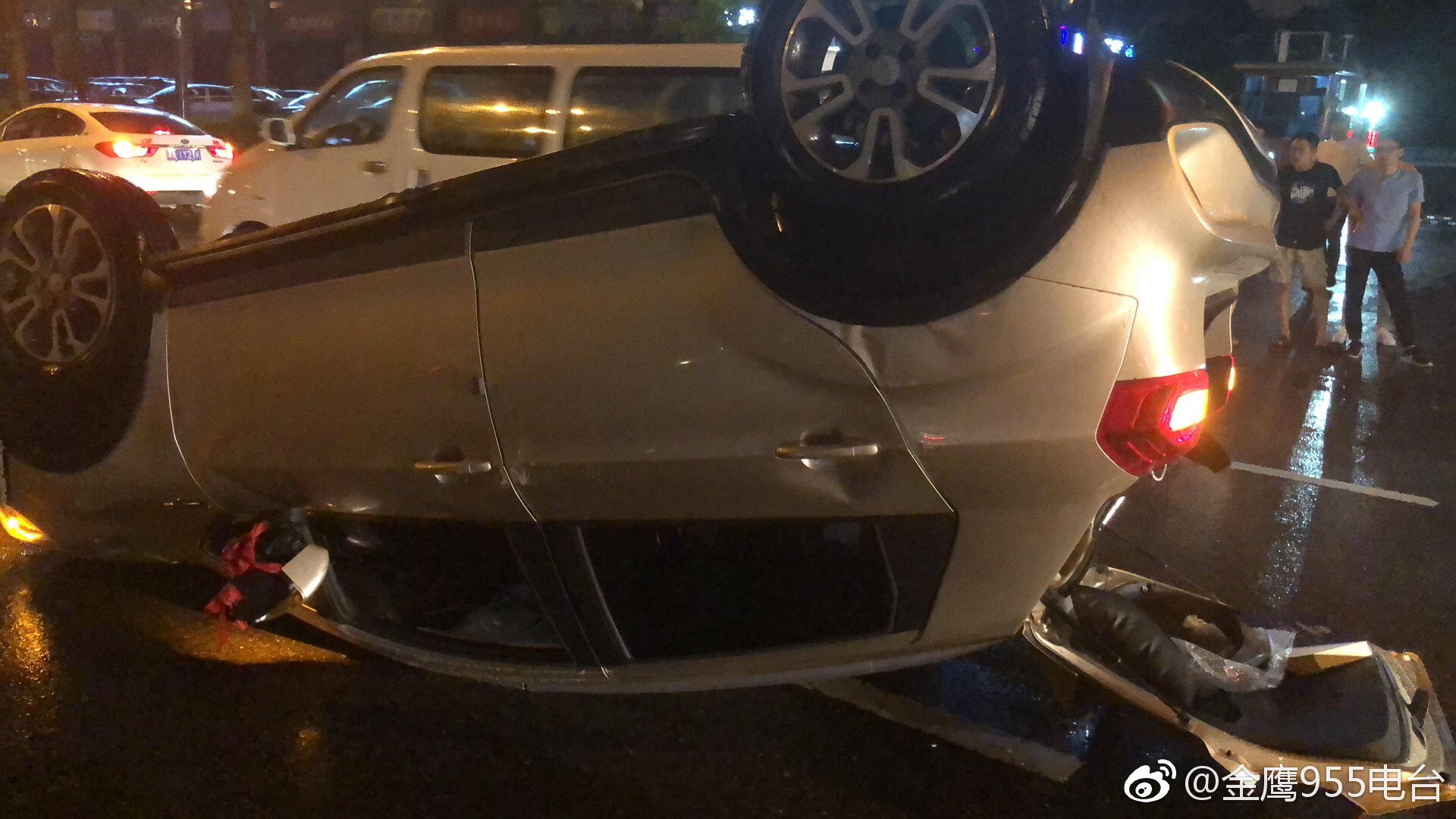 长沙一小车转弯翻车四脚朝天车身破碎
