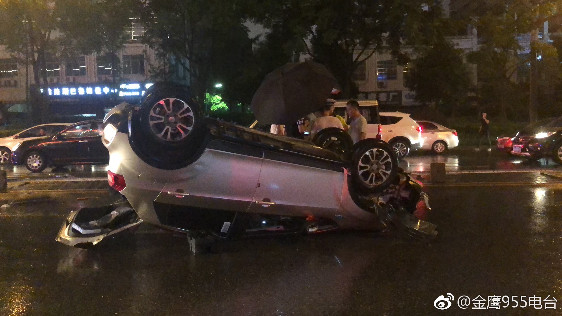 长沙一小车转弯翻车四脚朝天车身破碎