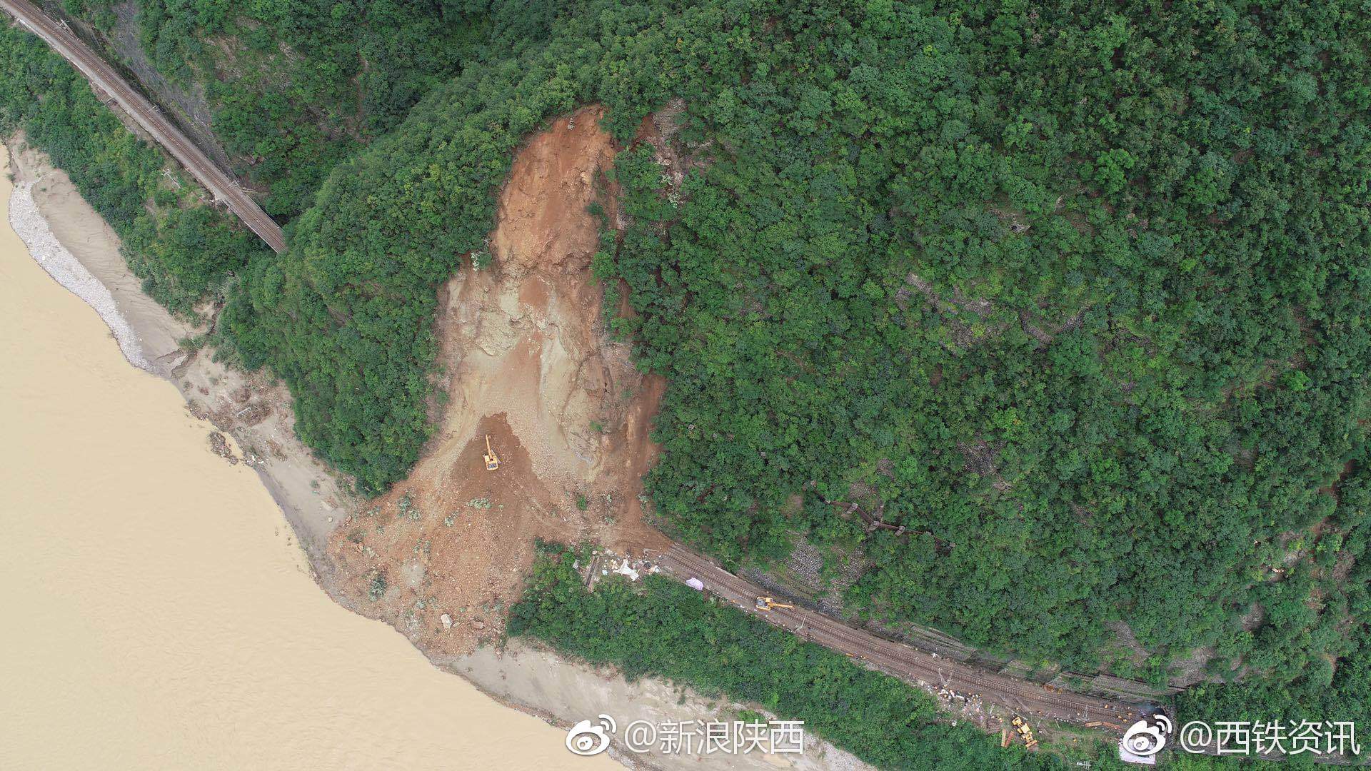 宝成铁路部分路段遭遇山体崩塌灾害 65趟列车运行调整 加开8趟动车