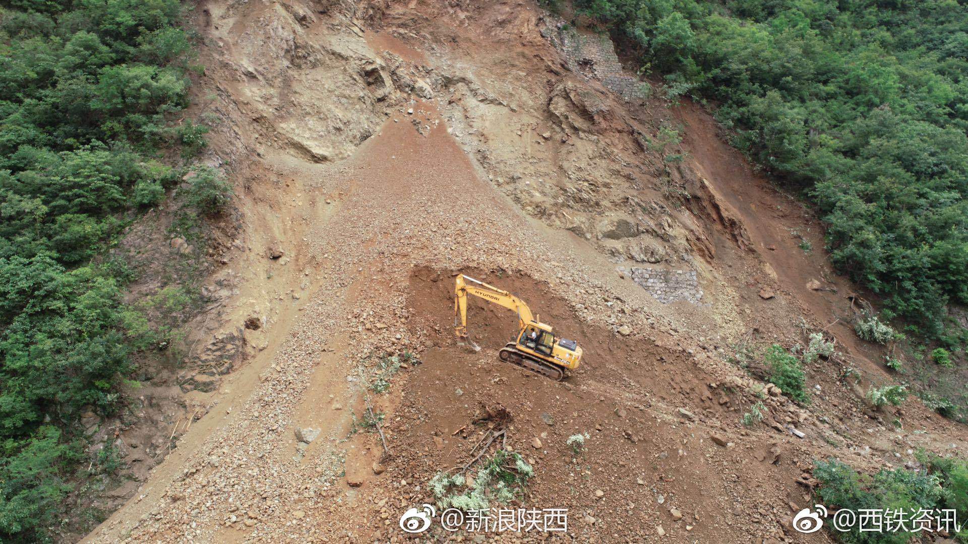 宝成铁路部分路段遭遇山体崩塌灾害 65趟列车运行调整 加开8趟动车
