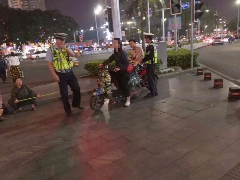 南宁交警再度严查电动车违规!一晚上罚了上百人