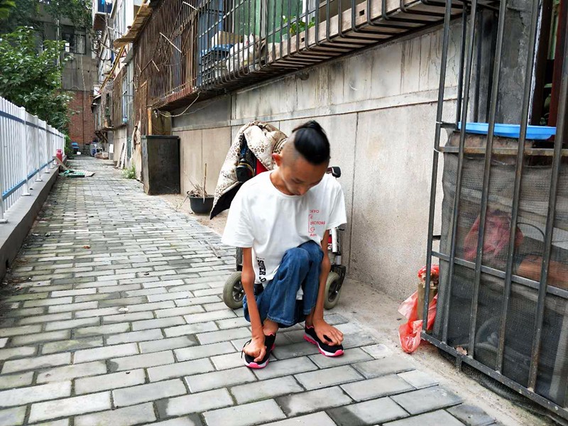 他因得罕见病被父母"抛弃",骨瘦如柴的他却成为"榜样"