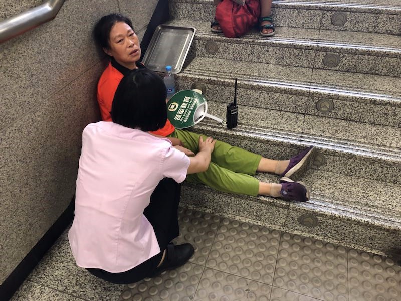 妈妈中暑晕倒地铁口 小暖男用餐盘为妈妈降温_新浪看点