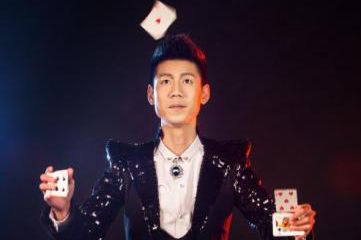 深圳魔术师演出花絮大型舞台魔术跟近景互动魔术年会演出节目|拼图|魔术师|魔术_新浪新闻