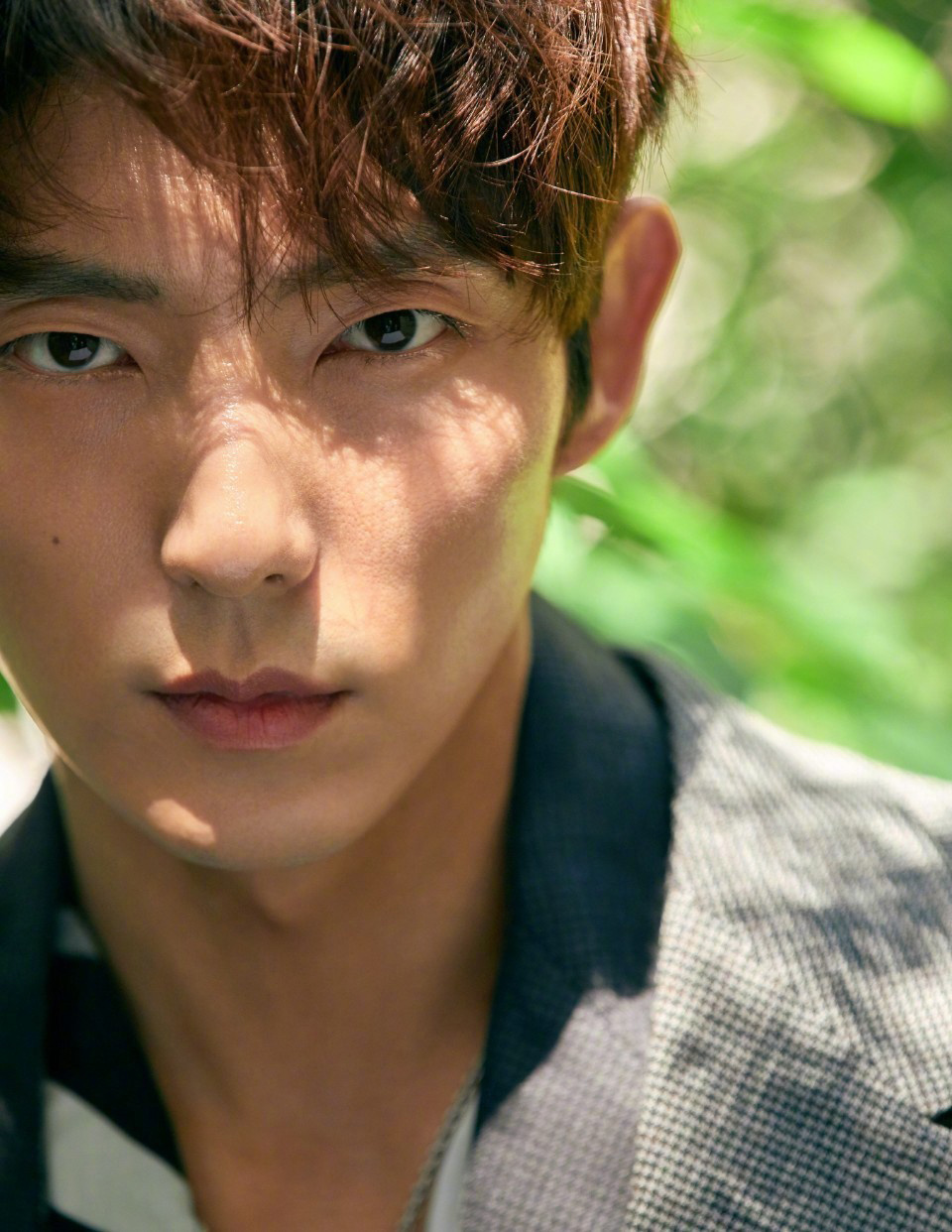 李准基登时尚杂志封面五官精致如雕刻气场强大吸睛无数