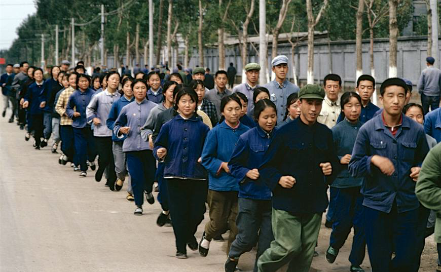 70年代中国老照片,那时人们看起来精神振奋,最后一张让人怀念|年代|小人书|老照片|精神|街边_新浪新闻