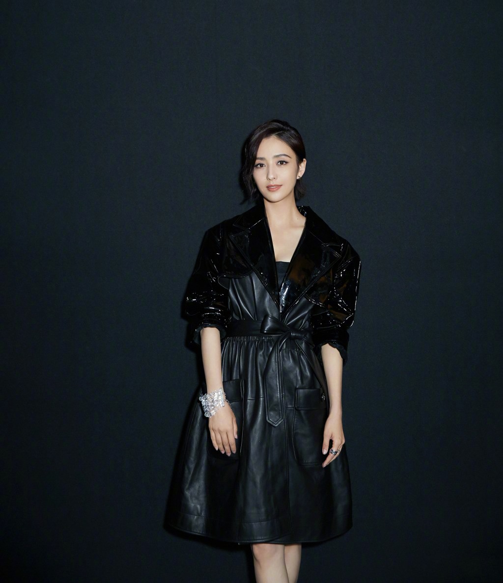 佟丽娅亮相走御姐风!黑皮衣加身还半露香肩 又酷又美又帅气