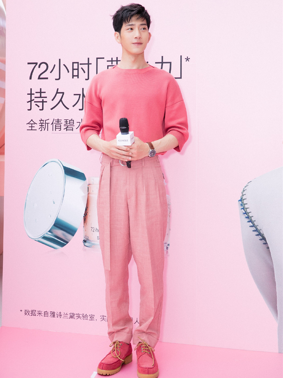 易烊千玺穿粉色毛衣要入秋?还拿兔子包卖萌,甜化了!