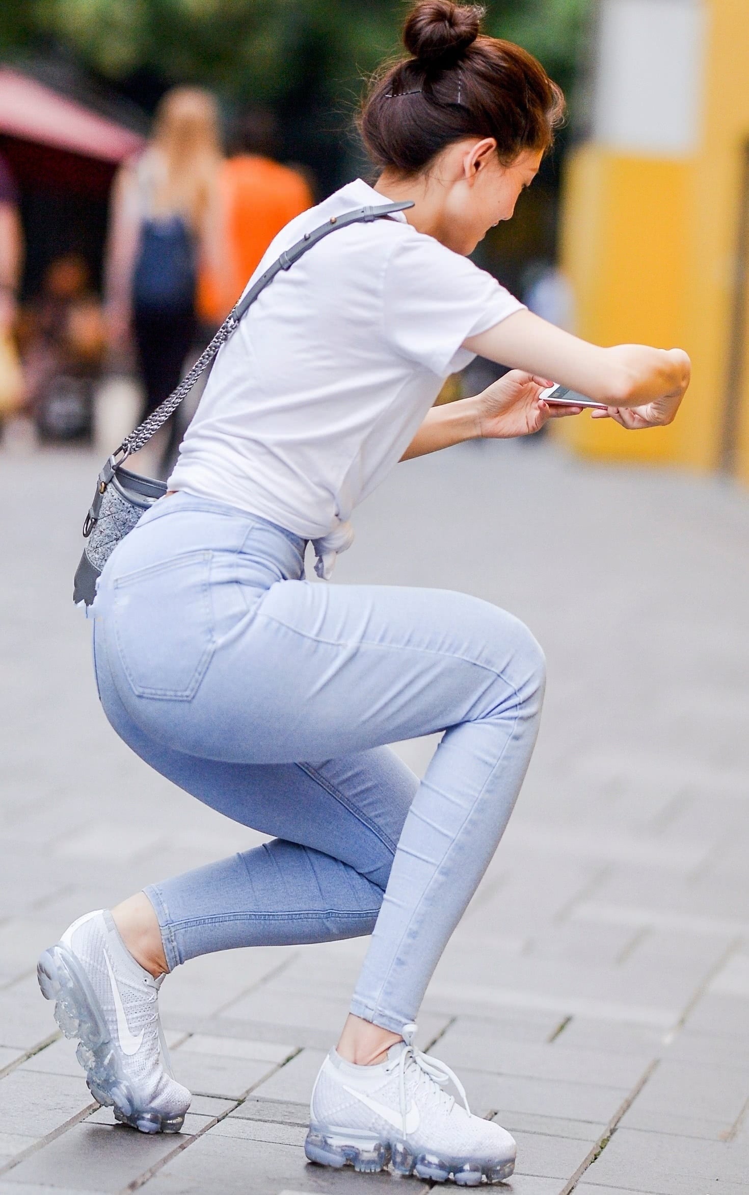 街拍;甜美小姐姐紧身牛仔裤尽显柔美曲线,穿出了一种很紧绷的味道