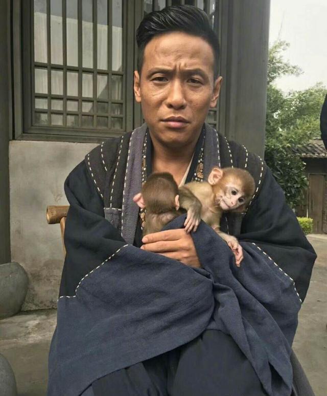宋小宝晒与小猴子合影,自嘲长得像,网友:你咋整的比猴还黑呢