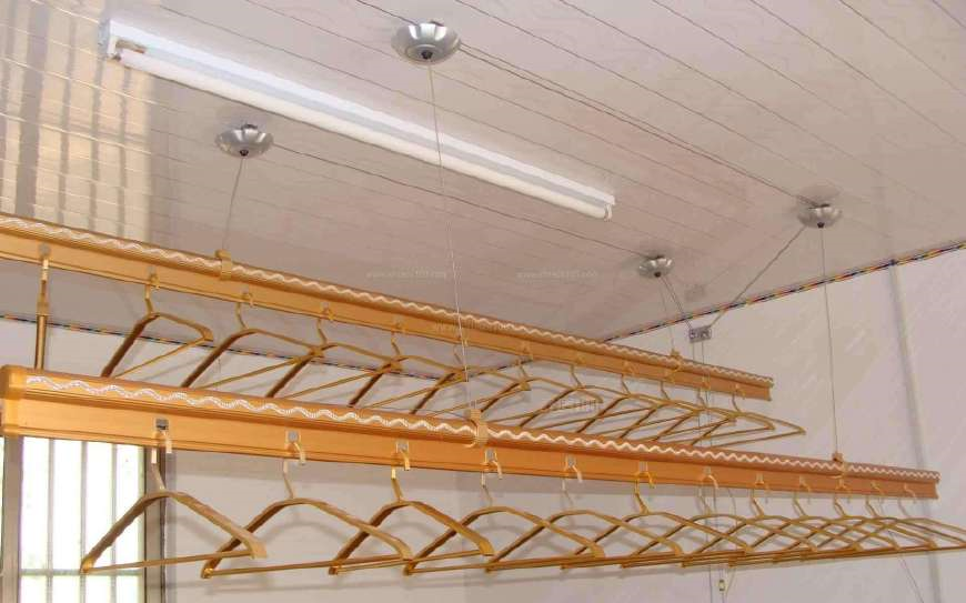 有钱人家阳台装修都做这种晾衣架,省钱又实用,后悔知道太晚了