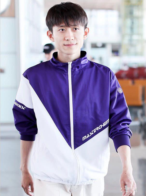 厉害了张一山!把一套休闲装穿出时尚潮流范,腿上的伤真令人心疼