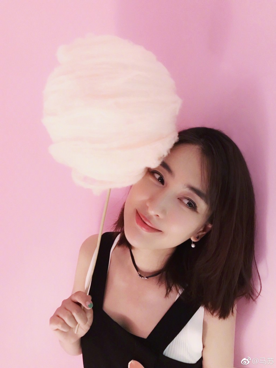美女明星马苏晒美照 手拿棉花糖粉嫩甜美少女心炸裂_新浪看点