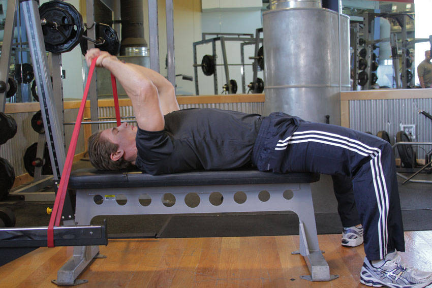 弹力带仰卧肱三头肌屈伸