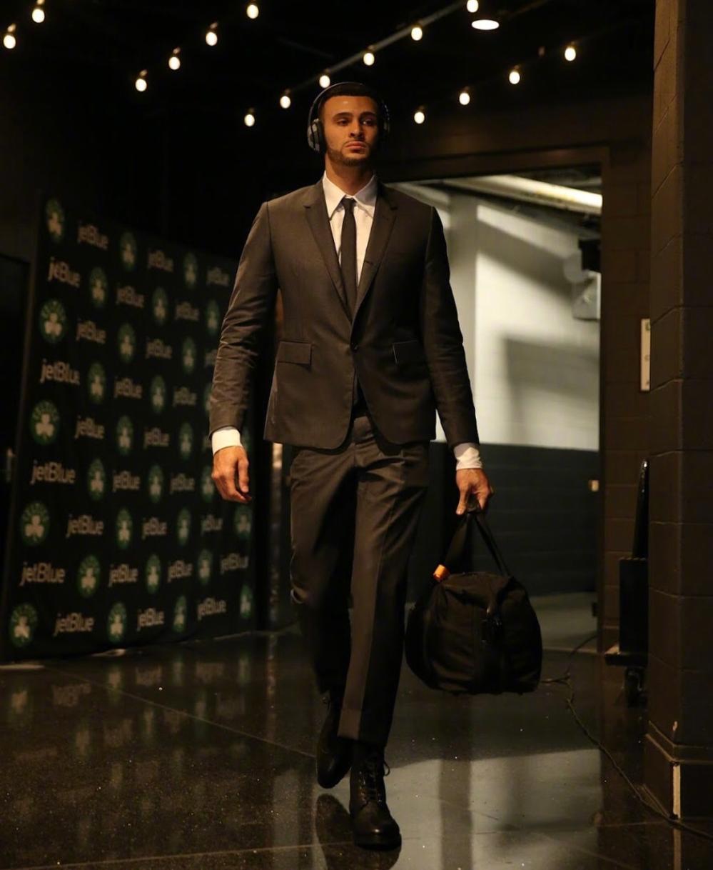 揭秘骑士全队定制西装的背后故事! 计划产生于他, 但并非勒布朗!