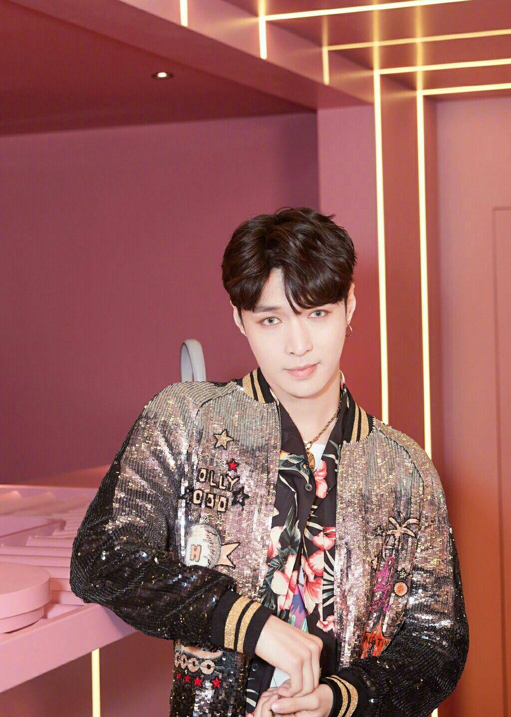 张艺兴最新近照曝光,奇葩造型引争议,美瞳雷人吓到网友