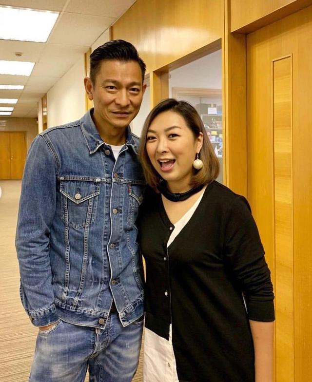 57岁刘德华穿牛仔与女粉丝搂腰合影,精神气十足帅气爆棚