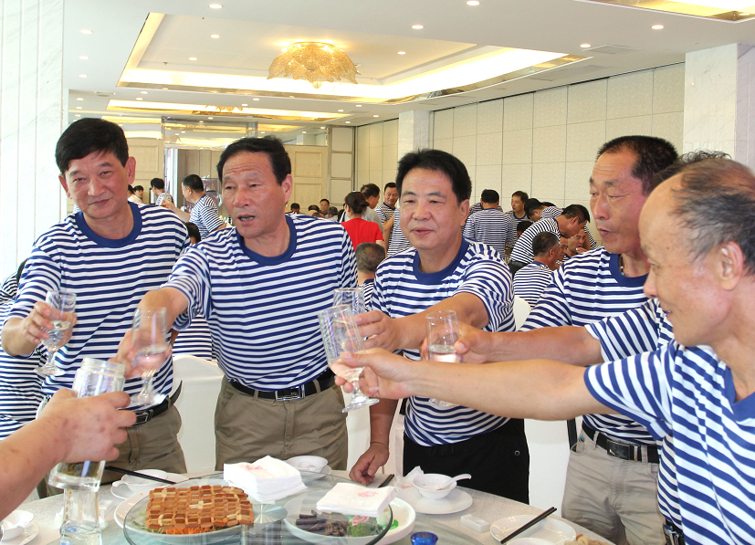 "八一",海军退役老兵向军旗敬礼